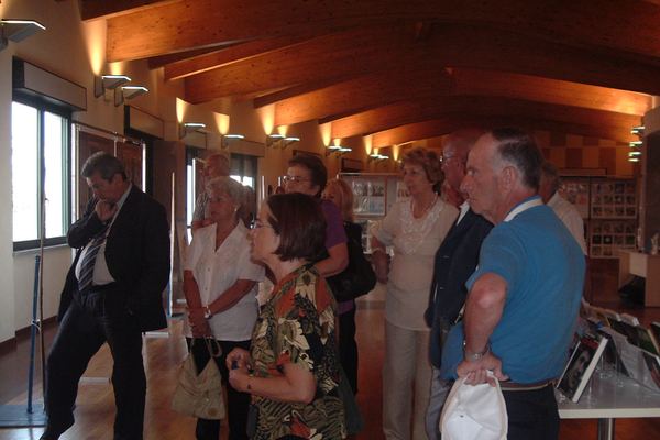 Visitatori alla mostra Lucio Battisti Collection