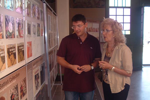 Visitatori davanti ai 45 giri di Lucio Battisti