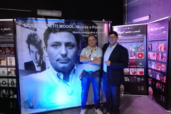 Il pannello principale della mostra Giulio Rapetti Mogol: Musica e Poesia