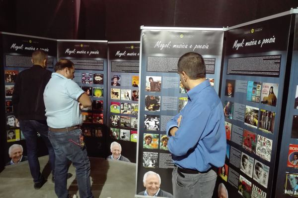 Visitatori alla mostra Mogol: musica e poesia