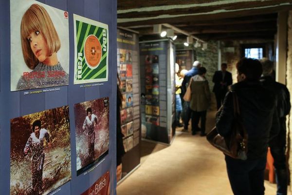 Copertine di 45 giri esposte nella mostra